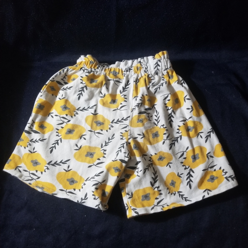 Fun yellow Sassy kids top/shorts set - Picture 4 of 5